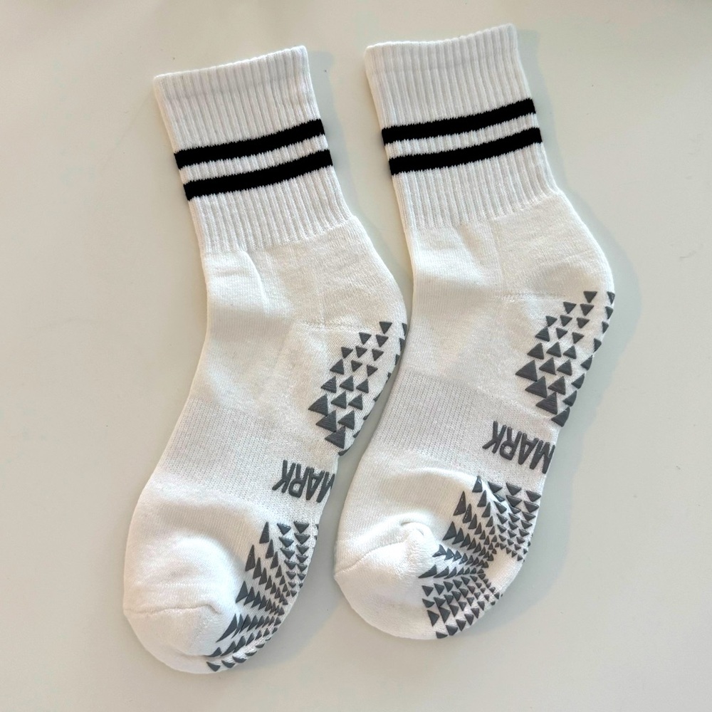 YOGA / PILATES WHITE & GRAY GRIP SOCKS. NEW.